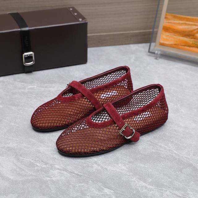 Alaia 25Ss catwalk flat mesh ballet shoes are popular all over the world. The sa
