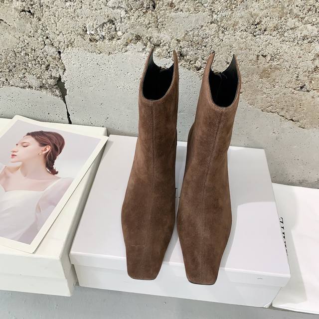 Khaite's new autumn and winter boots are stunning and cool. They may not be popu