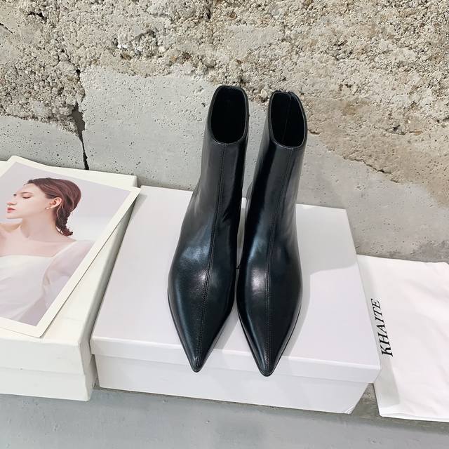 Khaite's new autumn and winter boots are stunning and cool. They may not be popu
