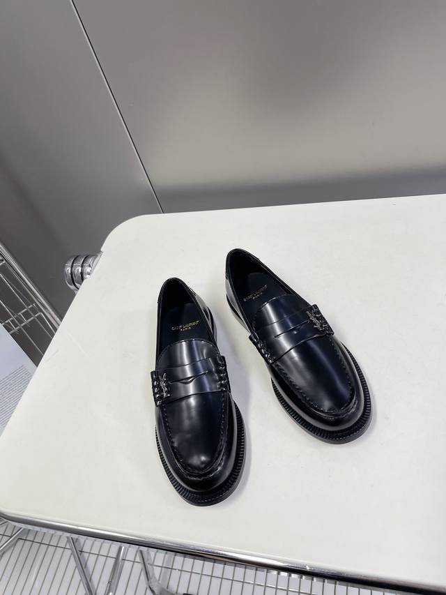 Ysl Saint Laurent classic leather loafers, a super popular style. We make a 1:1