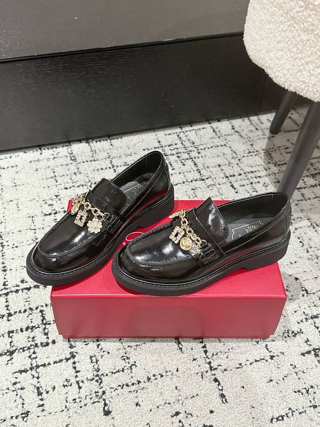 Roger Vivier 25Ss Spring/Summer RV new thick-soled loafers are now in stock! The
