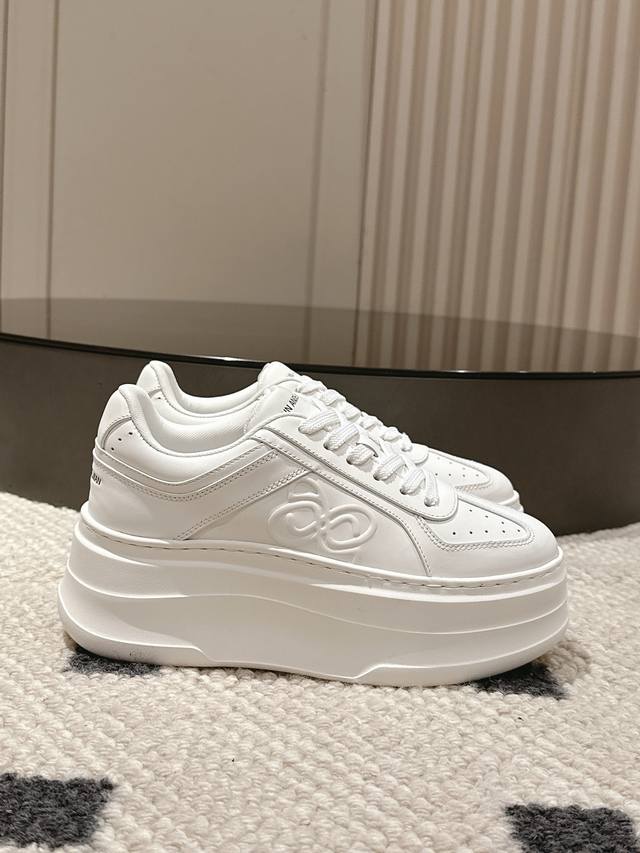 sizes 35-40. Ann's white sneakers have been updated! An irresistible pairing! I