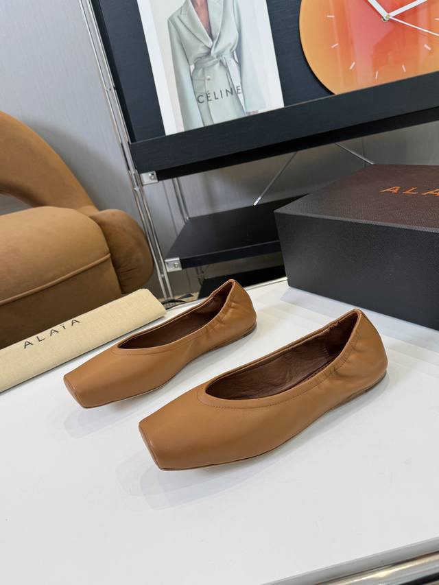 Exclusive new product Alaia 24Ss catwalk style candy-colored flat Mary Jane ball