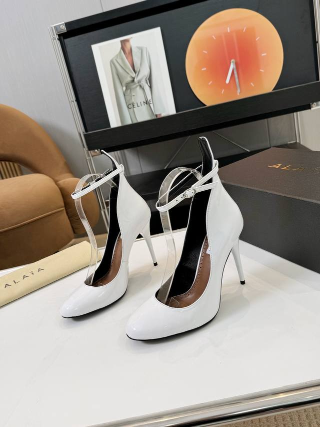 Alaia pointed-toe high-heeled slippers! Countless renowned designers consider th