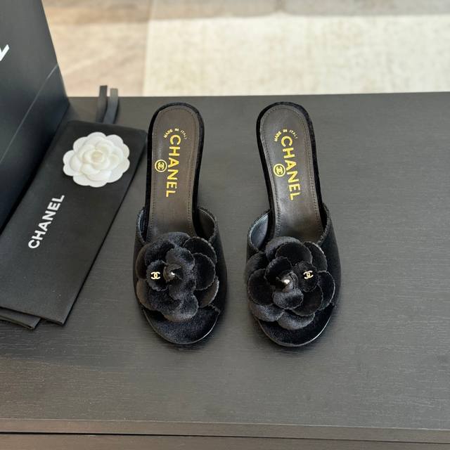 Chanel 24B new Camellia series sandals are so beautiful! It's hard not to love t