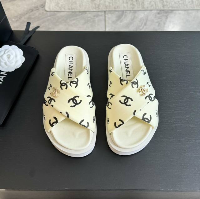 Chanel's early spring collection is a hot new release, a hit this season! I abso