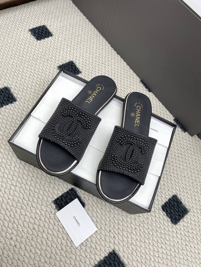 Chanel 25 A Spring/Summer new style double C flat pearl slippers. A must-have cl