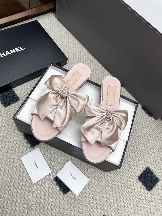 Chanel 25 A Spring/Summer new bow-decorated flat slippers. A must-have classic e