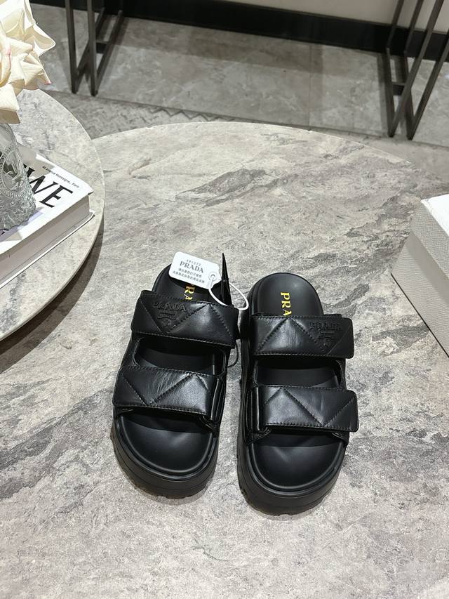 Prada 25 Spring/Summer Thick-Sole Diamond-Patterned Sandals. Simple, stylish, an