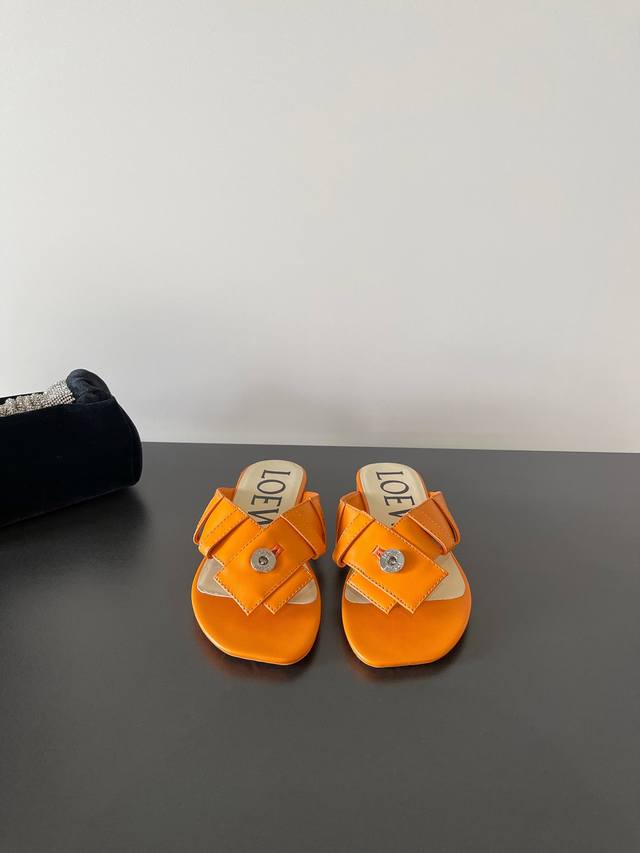 Loew's latest brand-new clip-on leather slippers with classic belt buttons and A
