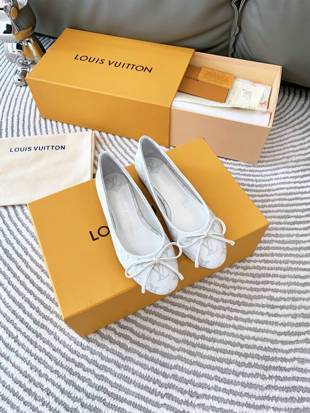 Lv Lv's new Popi series flat bow ballet flats for Spring 2005 are crafted from p