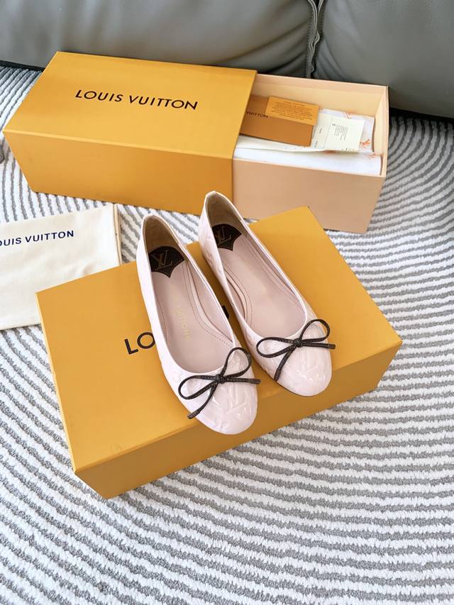 Lv Lv's new Popi series flat bow ballet flats for Spring 2005 are crafted from p