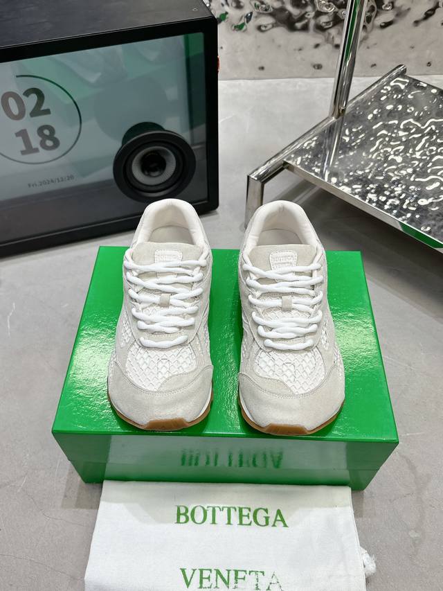 Throwback to the millennium! The Bv Orbit sneakers are so cool! Inspired by the