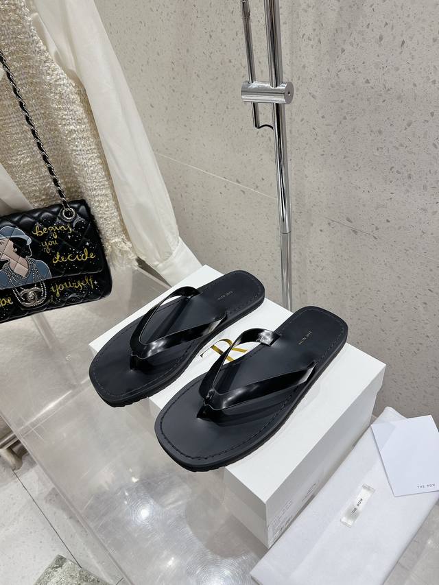 High-end Therow original development of new flip-flops. Patent leather lining. O