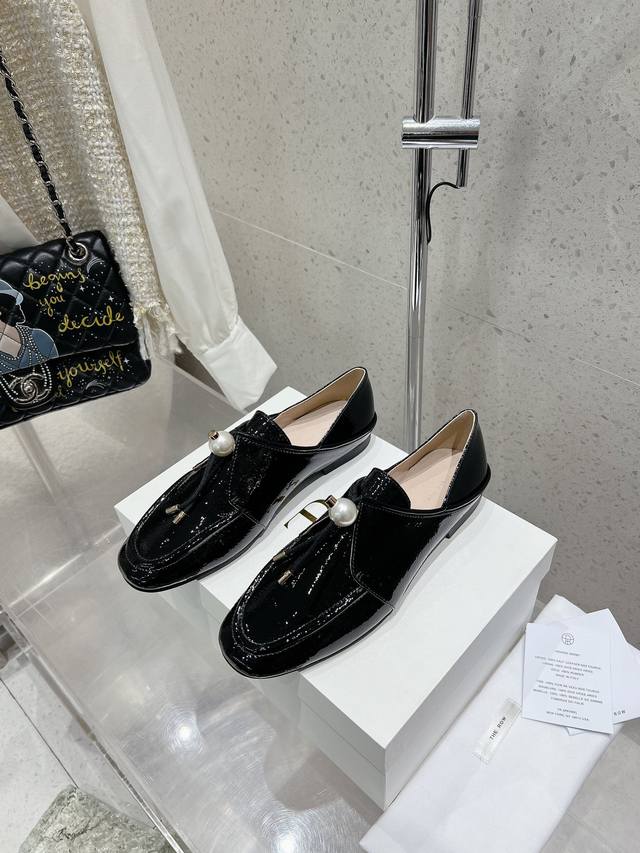 Therow's new, simple and stylish pearl-lace wrinkled patent leather shoes. Can b