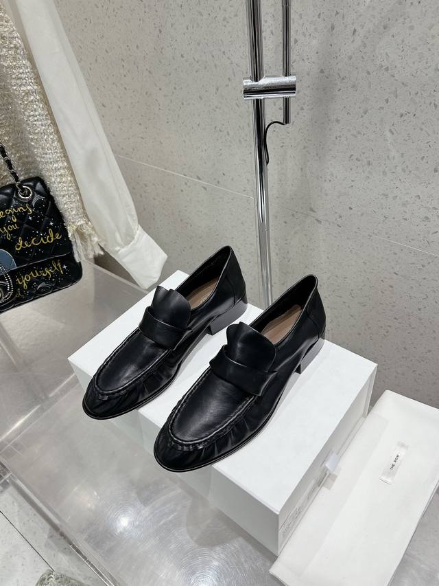 or becoming loose. Made of imported mixed-breed sheepskin, the shoe is incredibl