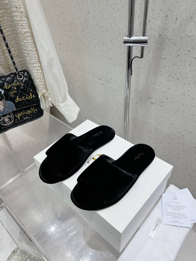 Therow summer new minimalist and fashionable flat slippers. Imported velvet shee