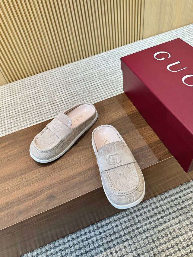 New Gucci platform interlocking GG embroidered horizontal strap mules, mini GG e
