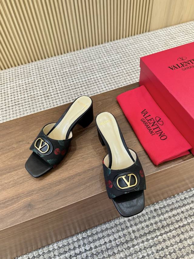 Valentino Spring/Summer 25 V-strap Electric Show Flat Slippers with rubber sole