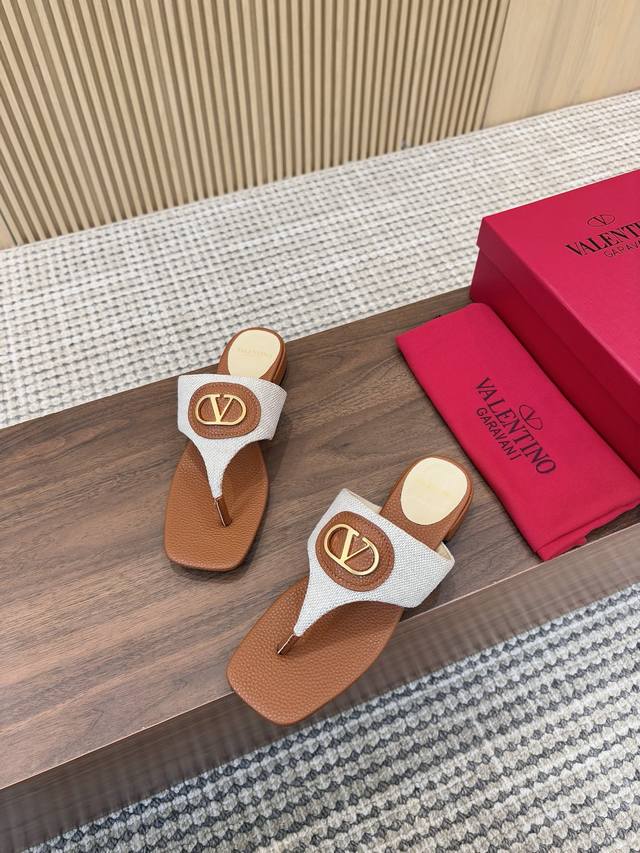 Rubber-sole, leather-soled 240Valentino Spring/Summer 25 V-buckle flip-flops! Ne