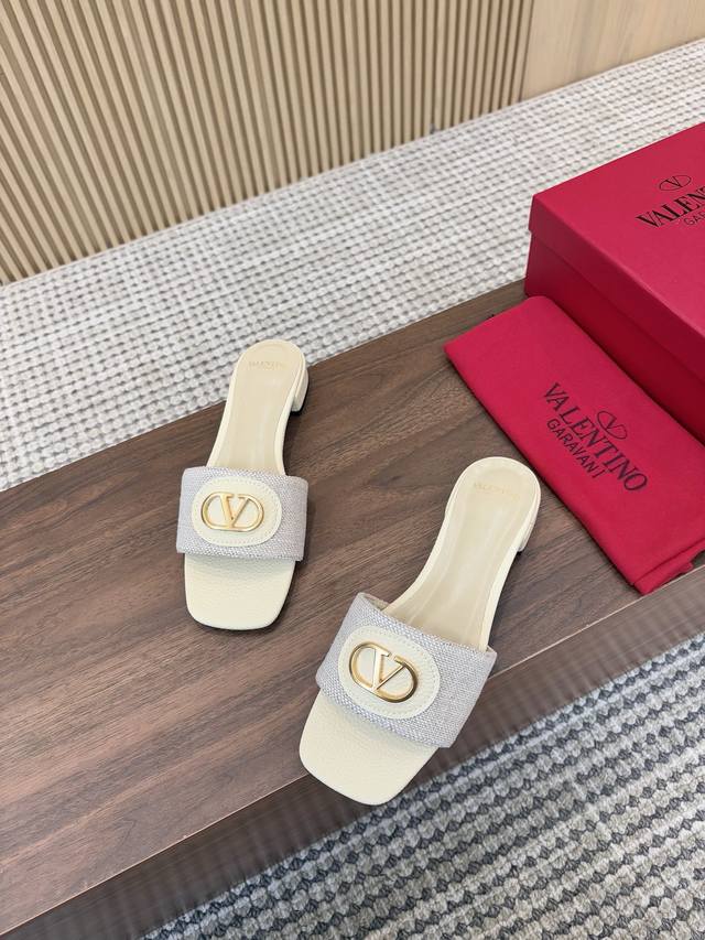Rubber-sole, leather-soled 240Valentino Spring/Summer 25 V-buckle slippers! New