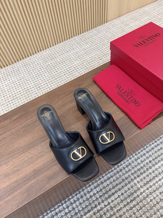 Valentino Spring/Summer 25 V-buckle slippers with rubber sole and leather sole!