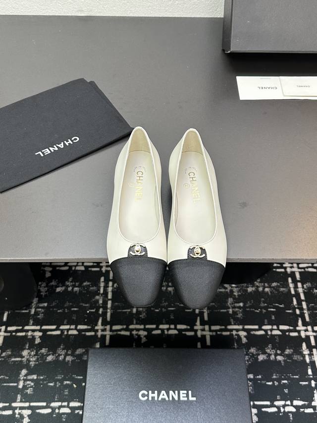 Chanel's new double C metal buckle flat shoes are soft and comfortable, high-qua