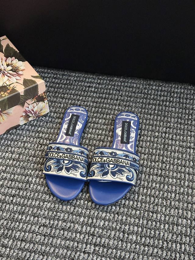 Summer Fashion Shoes Lgog Celebrity Slippers. Classic meets modern for a romanti