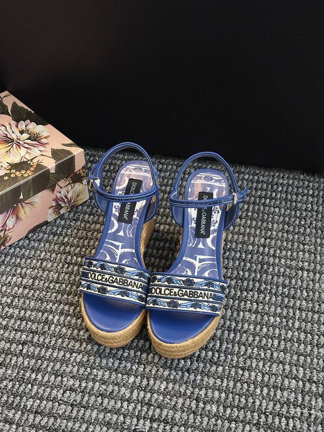 wedge-heeled platform sandals with hemp rope soles. Dg. The collision of classic