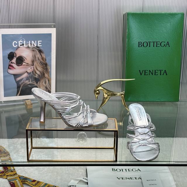 Bottega Veneta's new spring/summer Bv hollow sandals! The small round-toed doll-