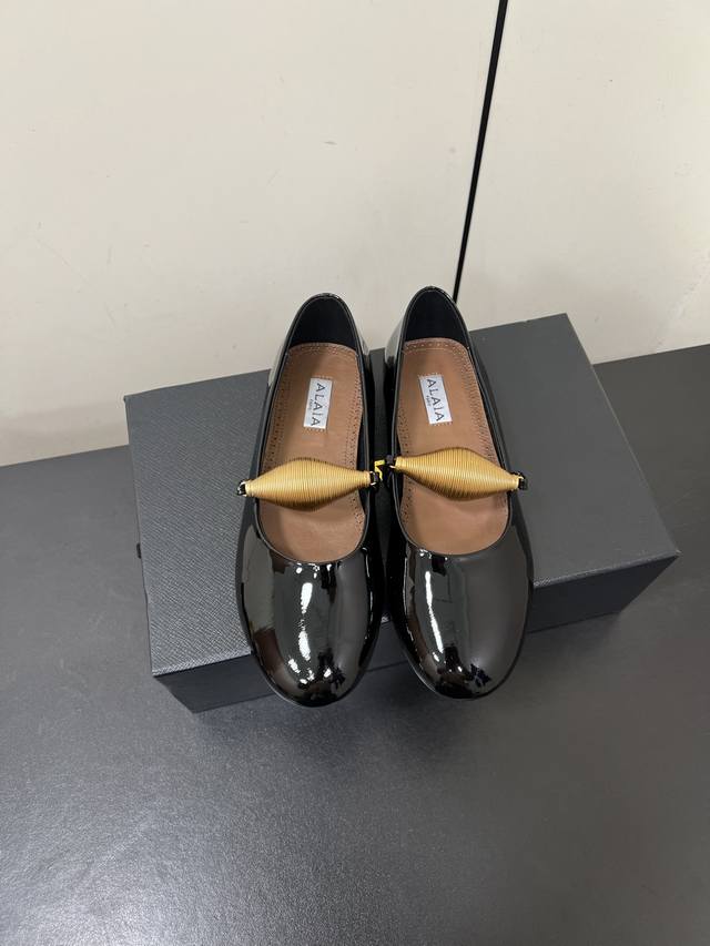 Alaia 25Ss catwalk-style flat spring ballet flats are a global hit. These are th