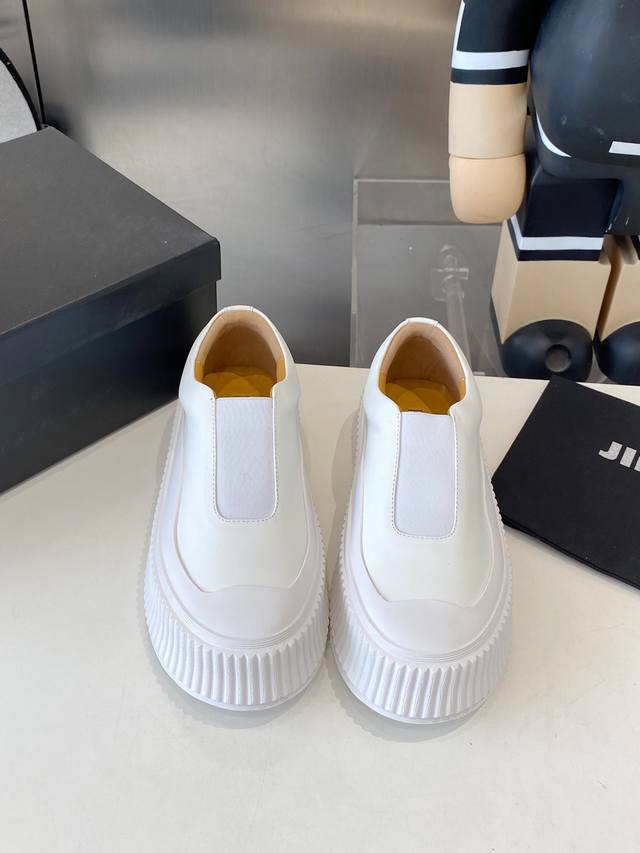 A classic revisited from the factory, never outdated. High-end luxury brand Jil