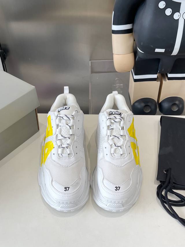 are amazing and versatile. These are stylish and available in sizes 35-44 and 45