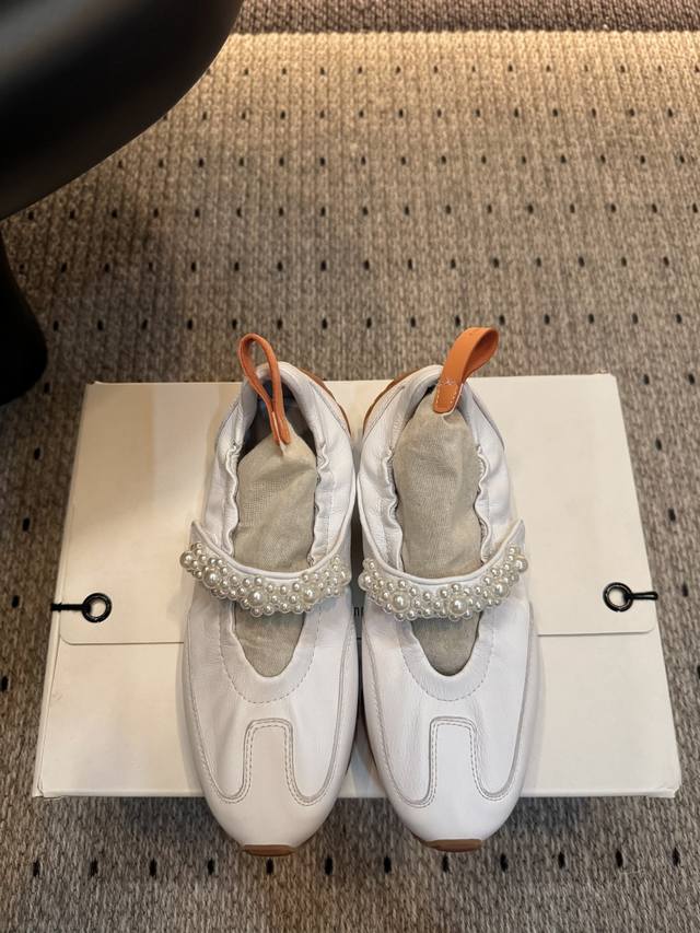 25 New Arrival. Made of cowhide leather, lining in sheepskin leather, and rubber