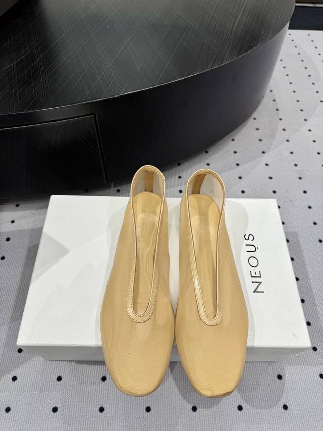 New version. Made of mesh lining, sheepskin sole, and cowhide leather. Elegant s