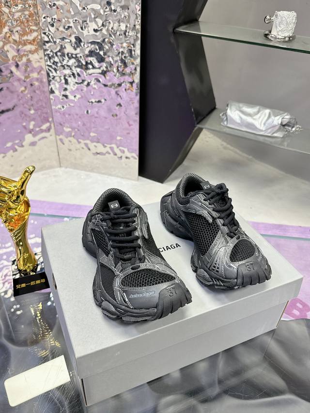 Balenciaga's latest stapler dad shoes, a couple's casual style. The characterist