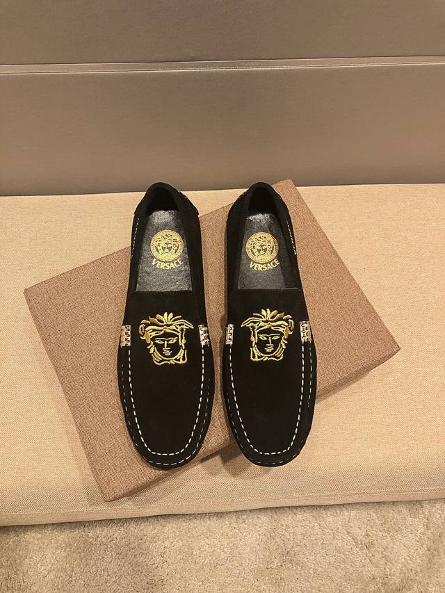 Versace has unveiled another groundbreaking creation, stunning the crowd with ex