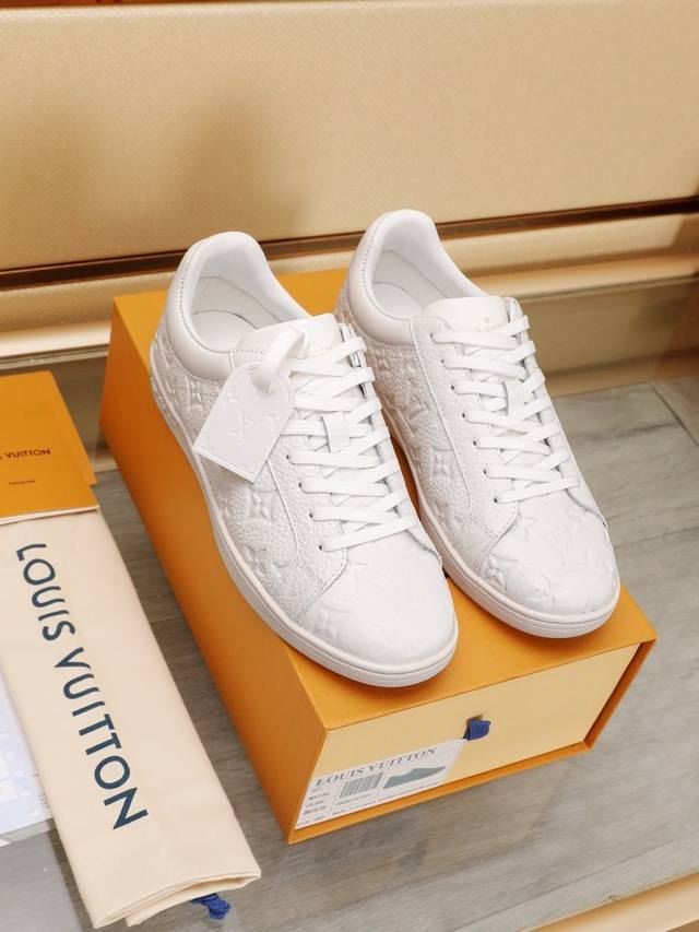 Louis *Uitto* high-end men's classic casual sneakers lined in cowhide. Crafted f