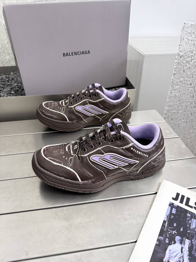 Balenciaga Hamptons Worn-Out 25Fw's latest colorway features a two-tone colorblo