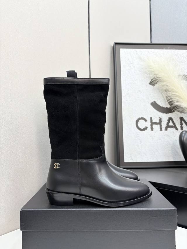 Chanel ankle boots, a must-have for this fall and winter season! These Chanel au