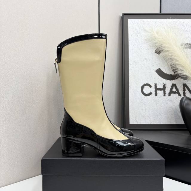 Chanel ankle boots, a must-have for this fall and winter season! These Chanel au