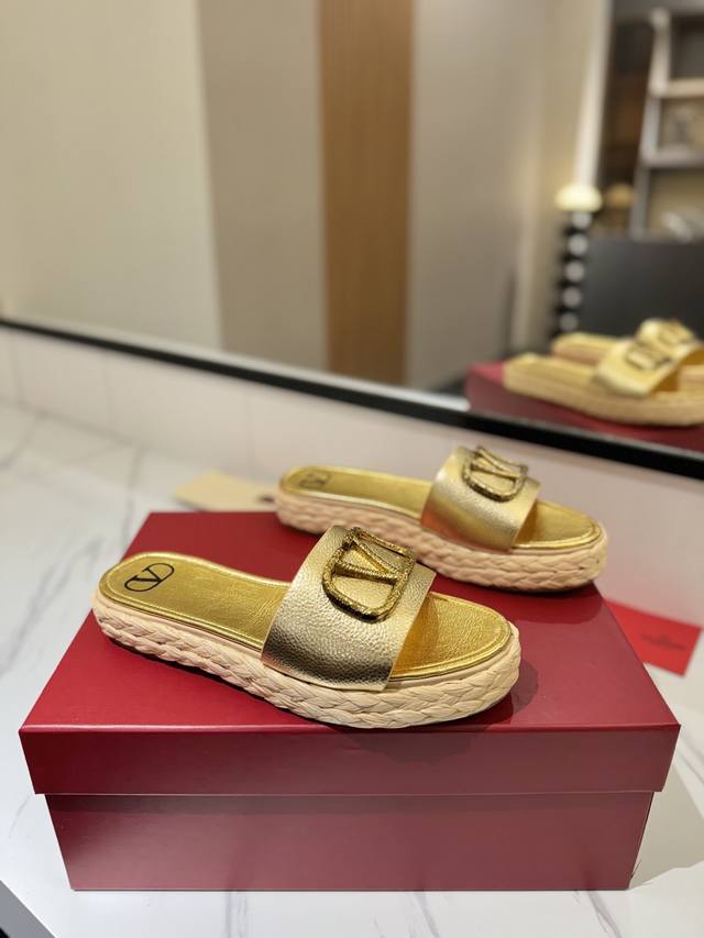 Factory Price: Valentino's new spring/summer women's sandals. The unique V-shape