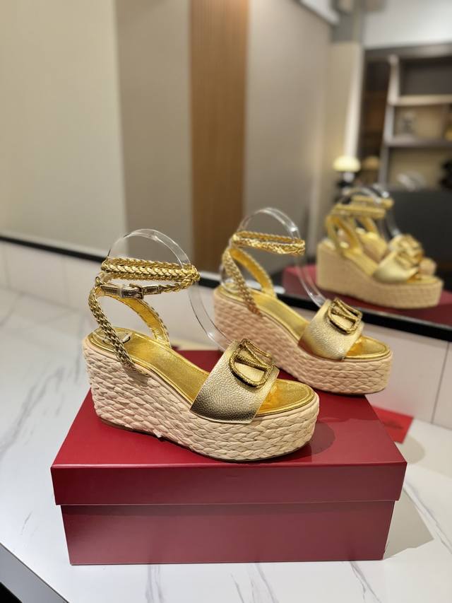 Factory Price: Valentino's new spring/summer women's sandals. The unique V-shape