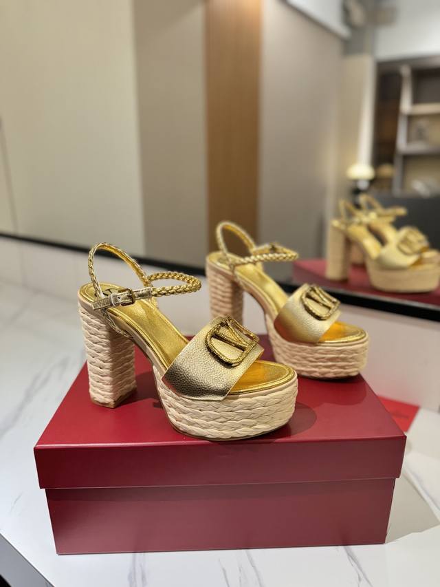 Factory Price: Valentino's new spring/summer women's sandals. The unique V-shape