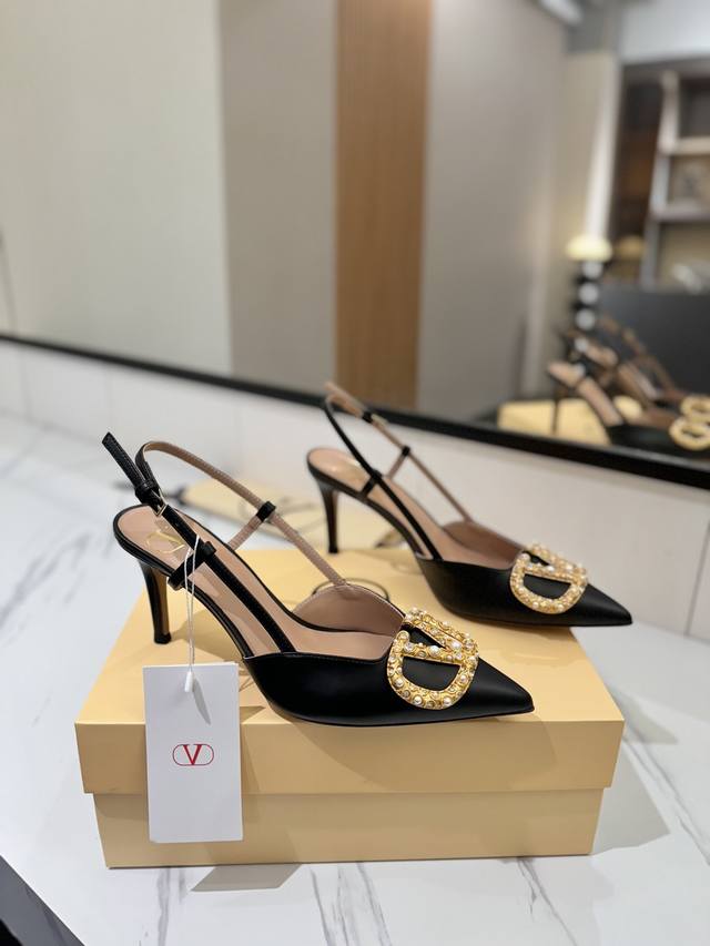 Factory Price Pp: Valentino launches a new series of pearl buckle sandals, sanda