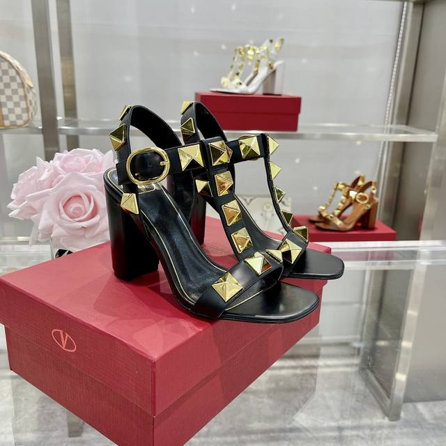 Valentino 221, a shopping-level pair. The new season's Valentino slippers are so
