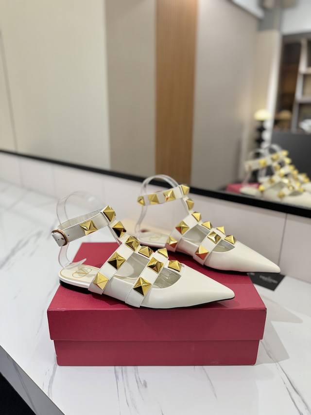 Valentino's new season Valentino slippers are so beautiful! The textured hardwar