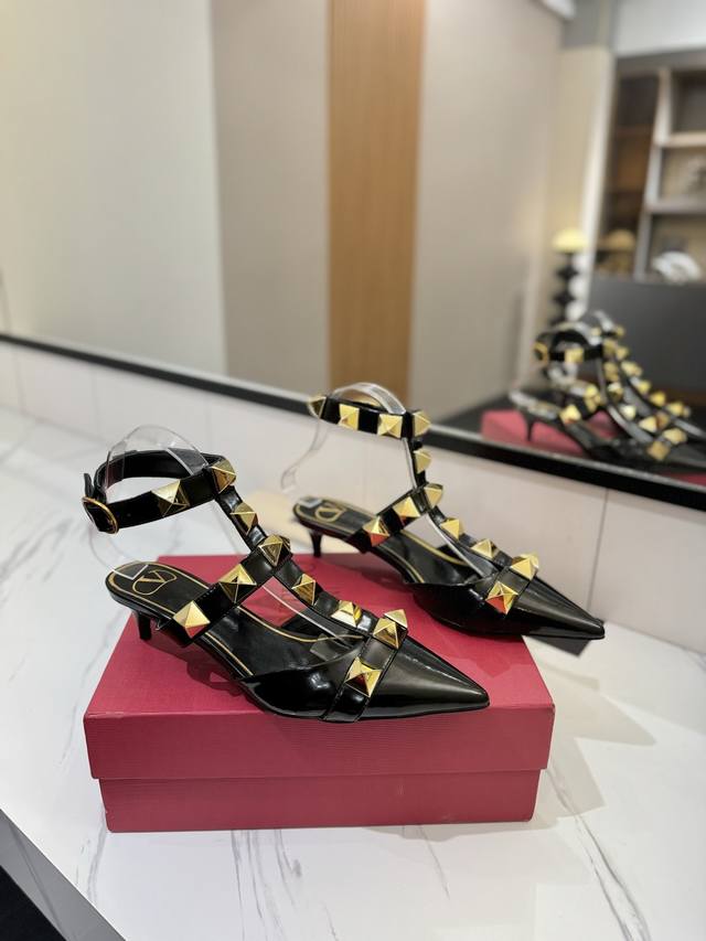Valentino's new season Valentino slippers are so beautiful! The textured hardwar