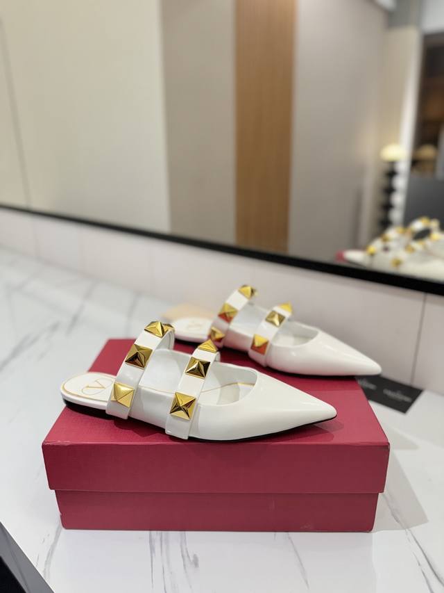 Valentino's new season Valentino slippers are so beautiful! The textured hardwar