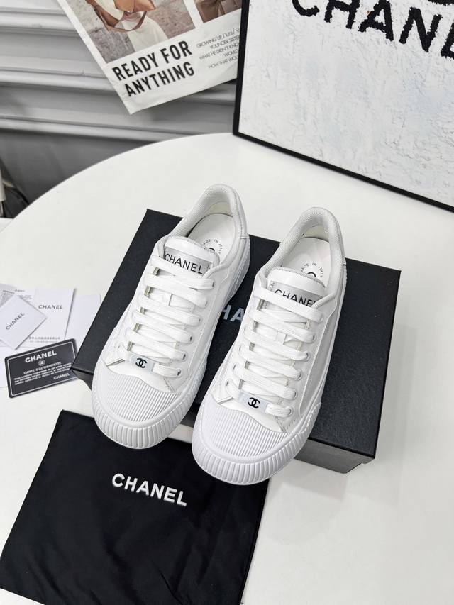 Hello, ladies, today I'm bringing you a pair of versatile Chanel shoes for fall.
